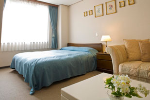 広い居室。エクストラベッドを置いてもゆったり。