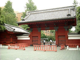 東京大学「赤門」。エリート･インから徒歩十数分。