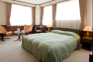 広いマスターベッドルーム