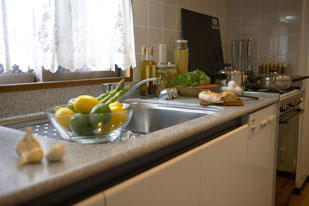 仮住まいでも広いキッチンでお料理可能