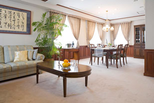 パーティーを開くにも十分な広さのリビング・ダイニングルーム