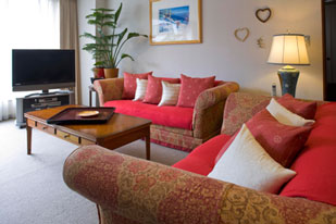 長期ご滞在中のお客様がデコレーションされたリビングです。